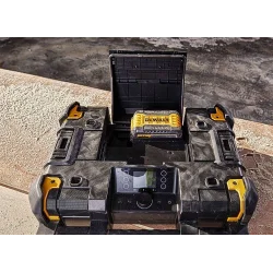 Radio z ładowarką TSTAK DWST1-81078-QW DeWALT